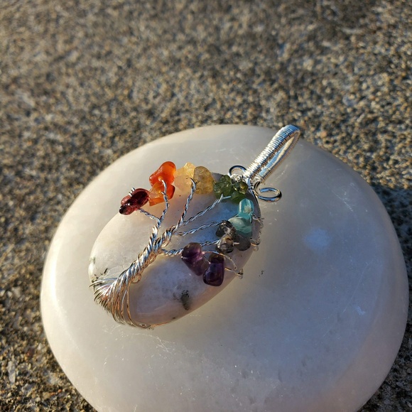 GIFT IDEA White Dendritic Agate Chakra Pendant - Picture 5 of 8